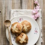 Hot Cross Buns Farro e Miele Pasqua | Vaniglia Storie di Cucina