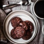 cookies vegani con cioccolato fondente, olio d'oliva e lamponi essiccati