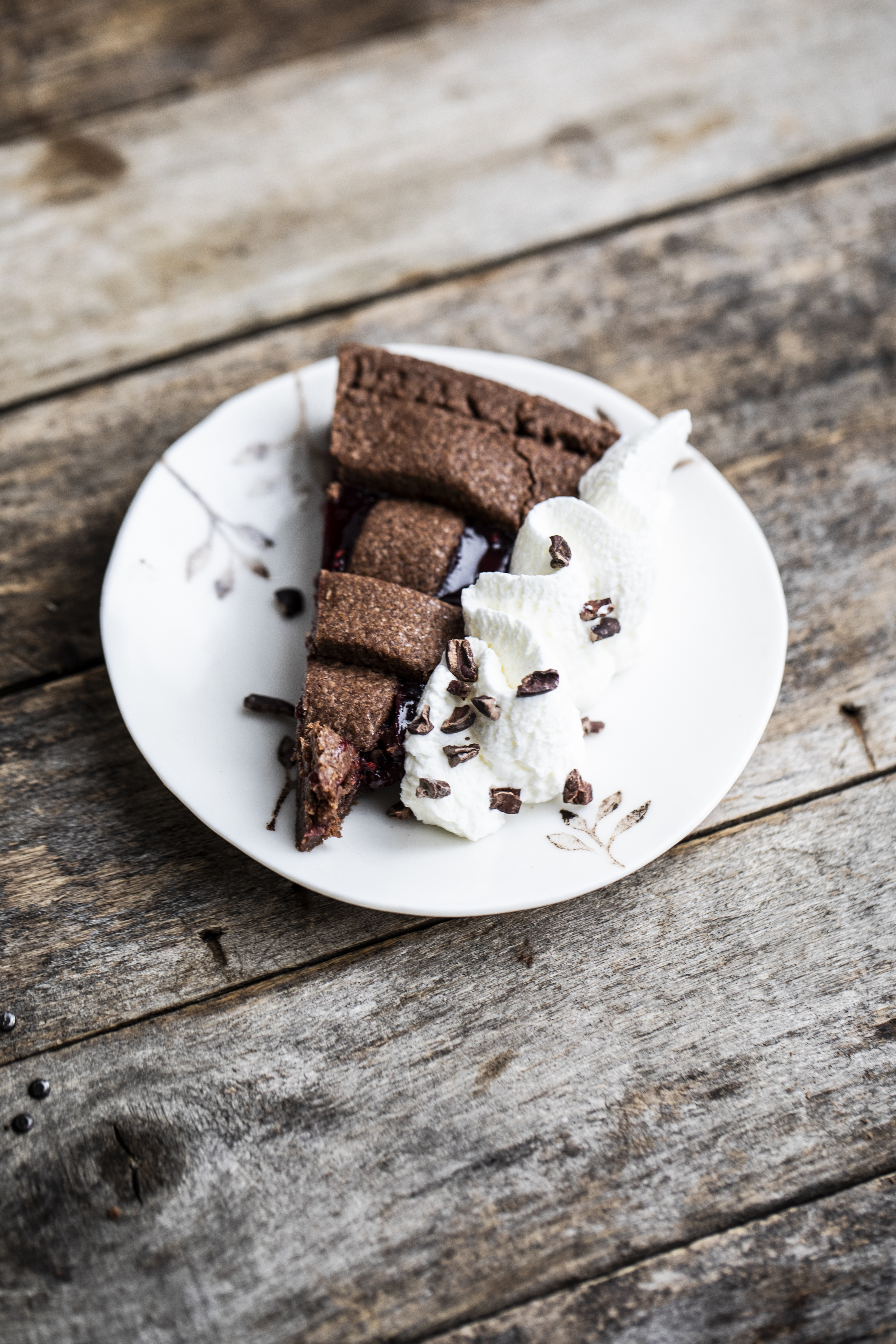 Crostata al cacao con confettura di lamponi