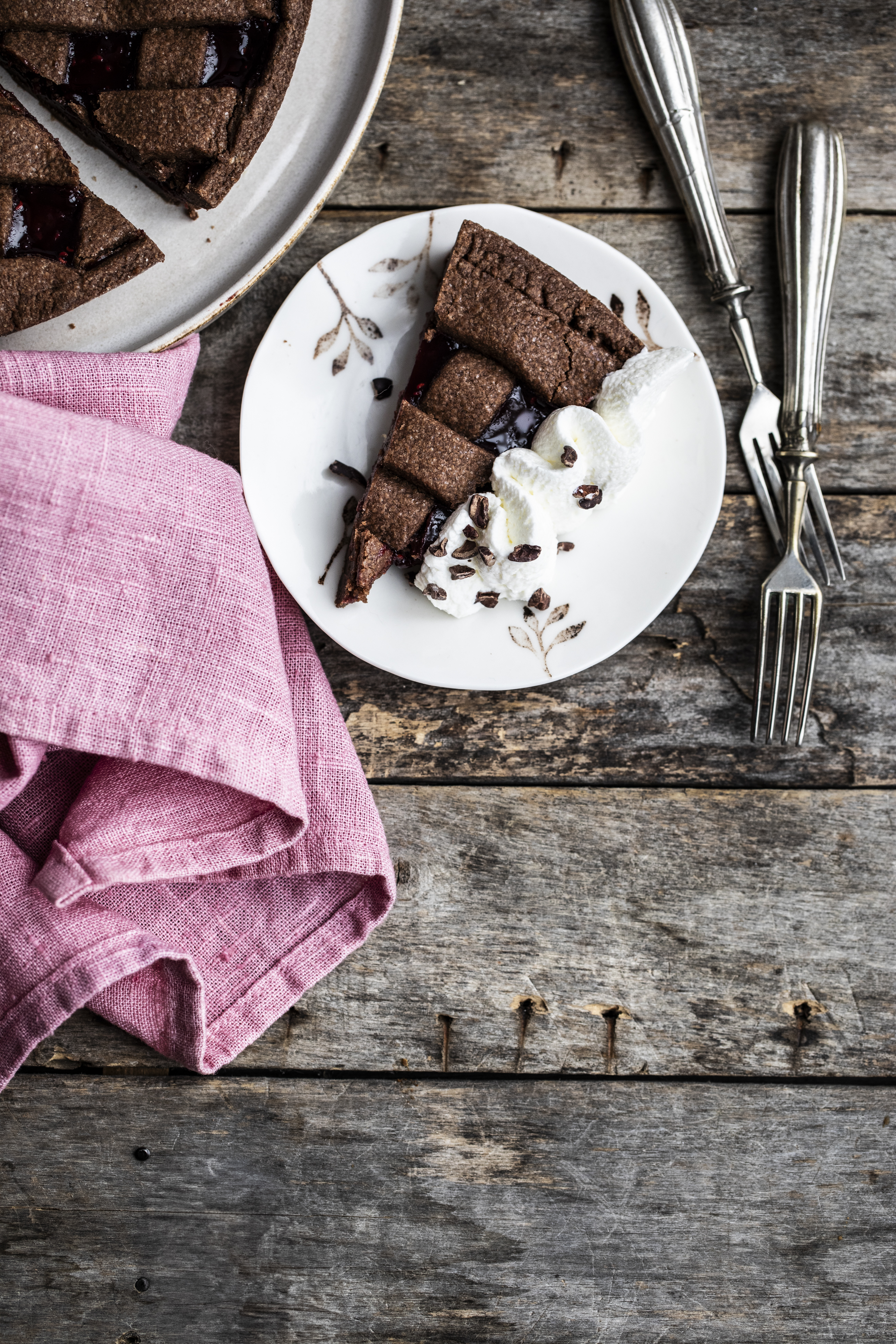 Crostata al cacao con confettura di lamponi