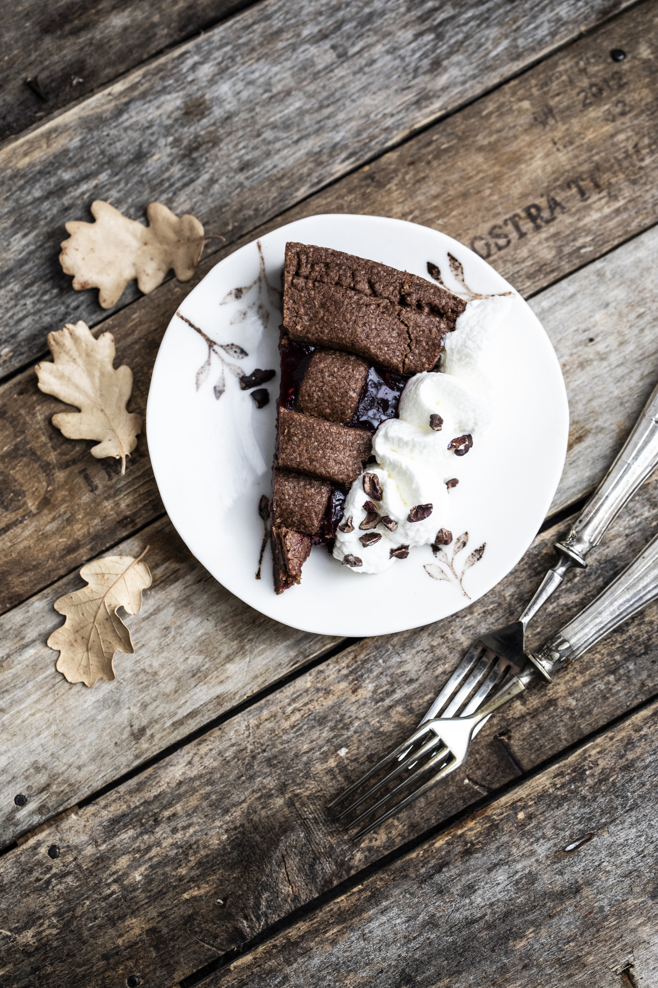 Crostata al cacao con confettura di lamponi