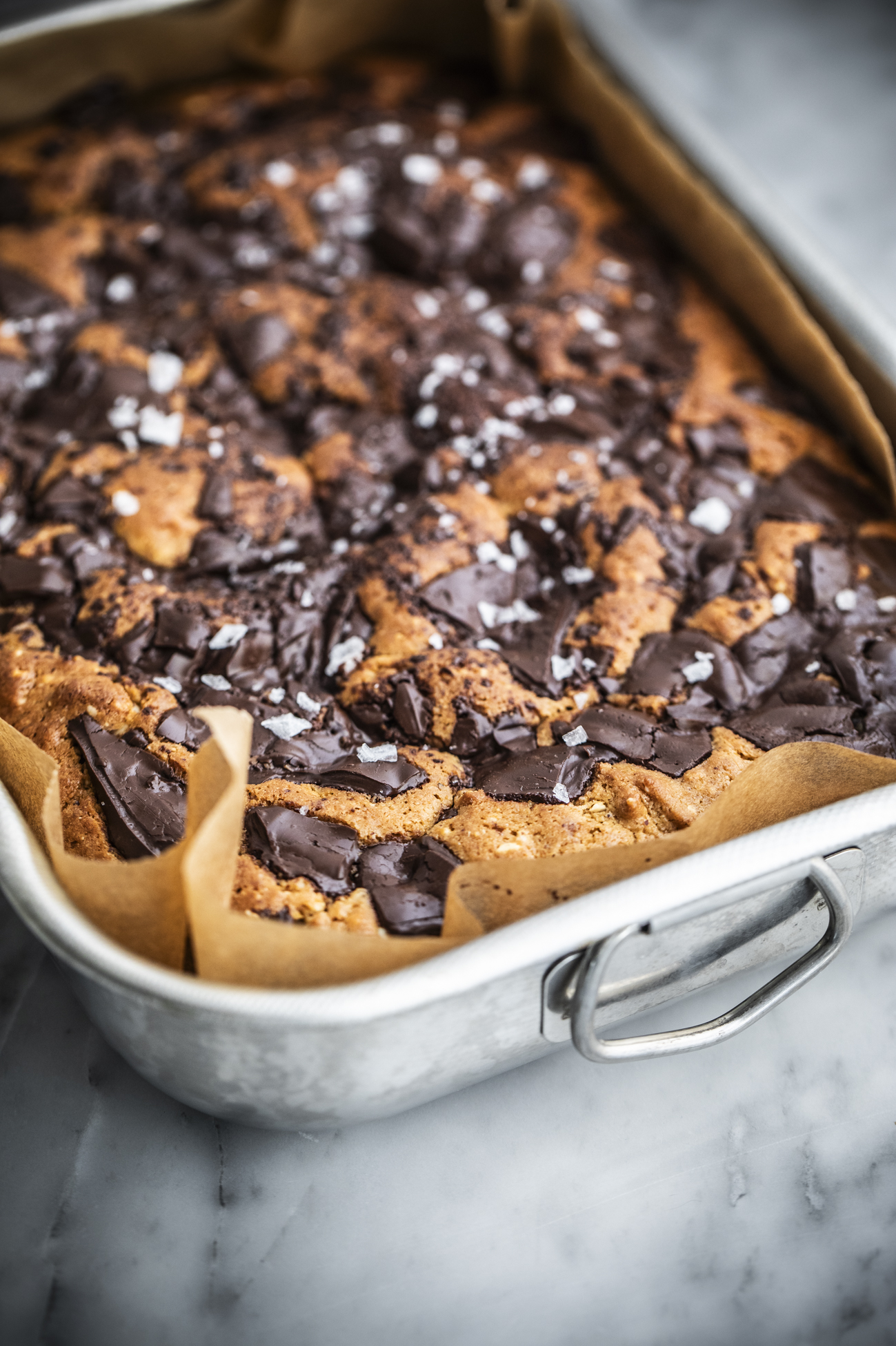 Blondies mandorle cioccolato e sale Blondies mandorle cioccolato e sale