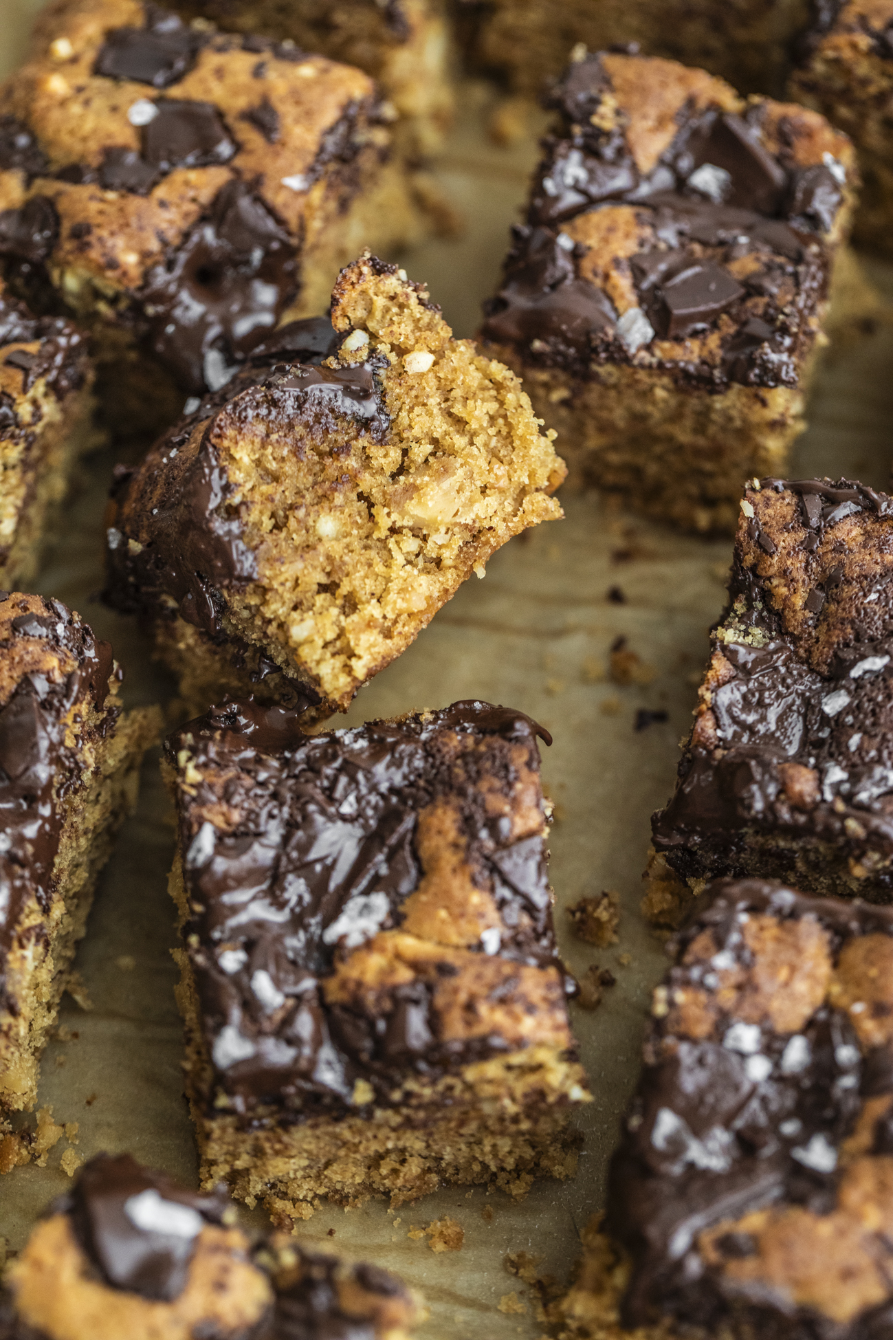 Blondies mandorle cioccolato e sale