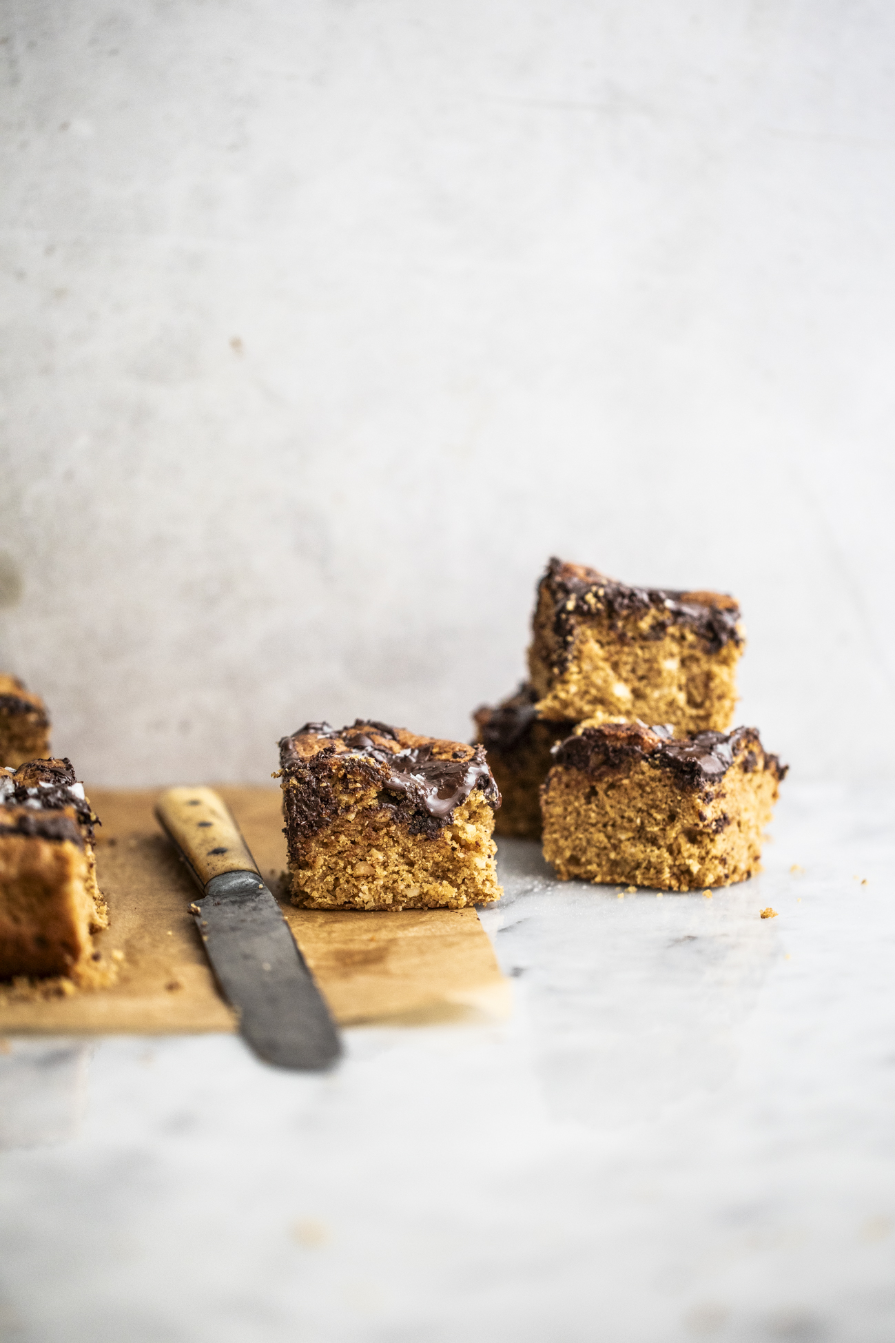 Blondies mandorle cioccolato e sale Blondies mandorle cioccolato e sale