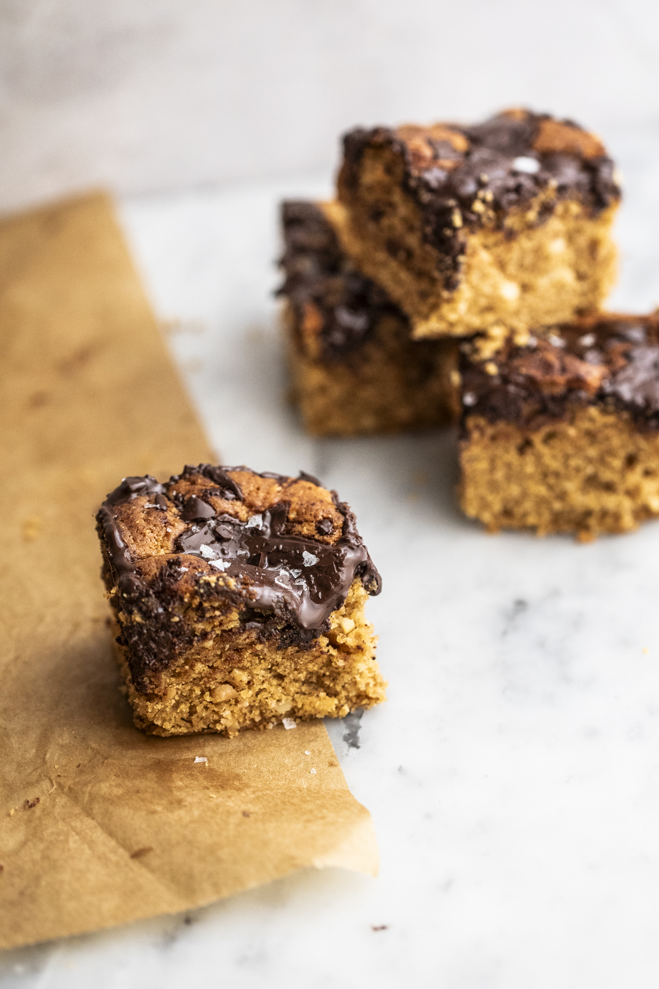 Blondies mandorle cioccolato e sale