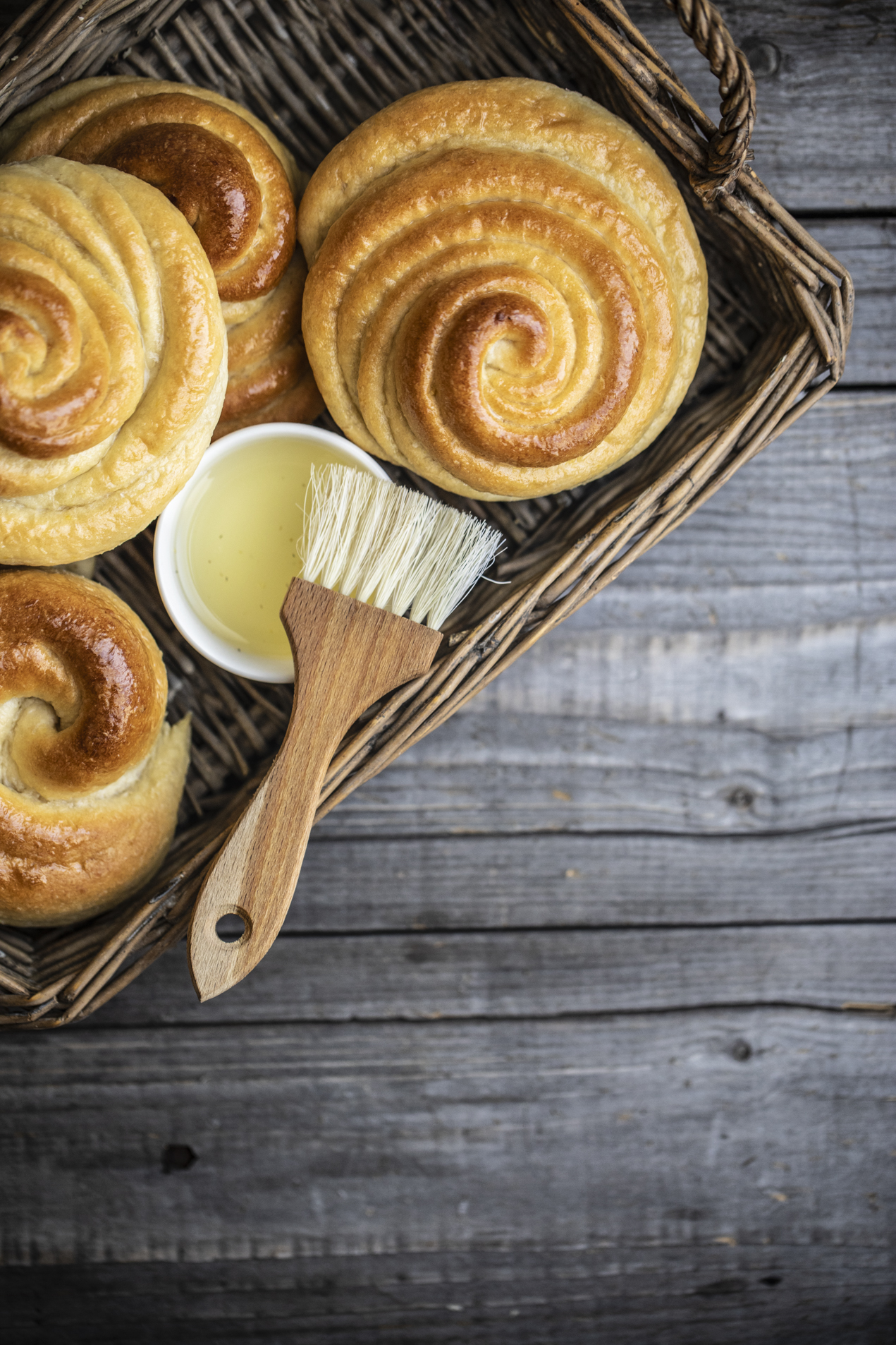 Piccole brioches arrotolate al limone e sciroppo di sambuco Piccole brioches arrotolate al limone e sciroppo di sambuco