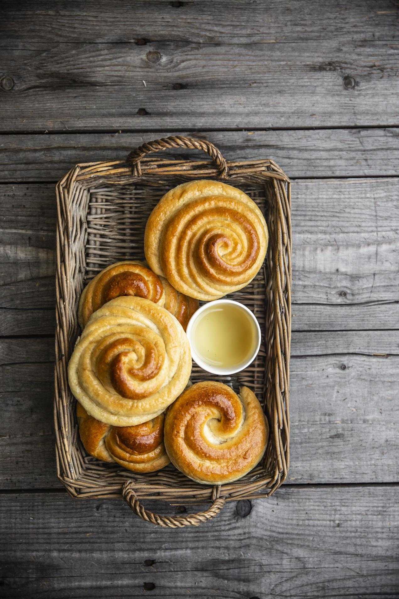 Piccole brioches arrotolate al limone e sciroppo di sambuco