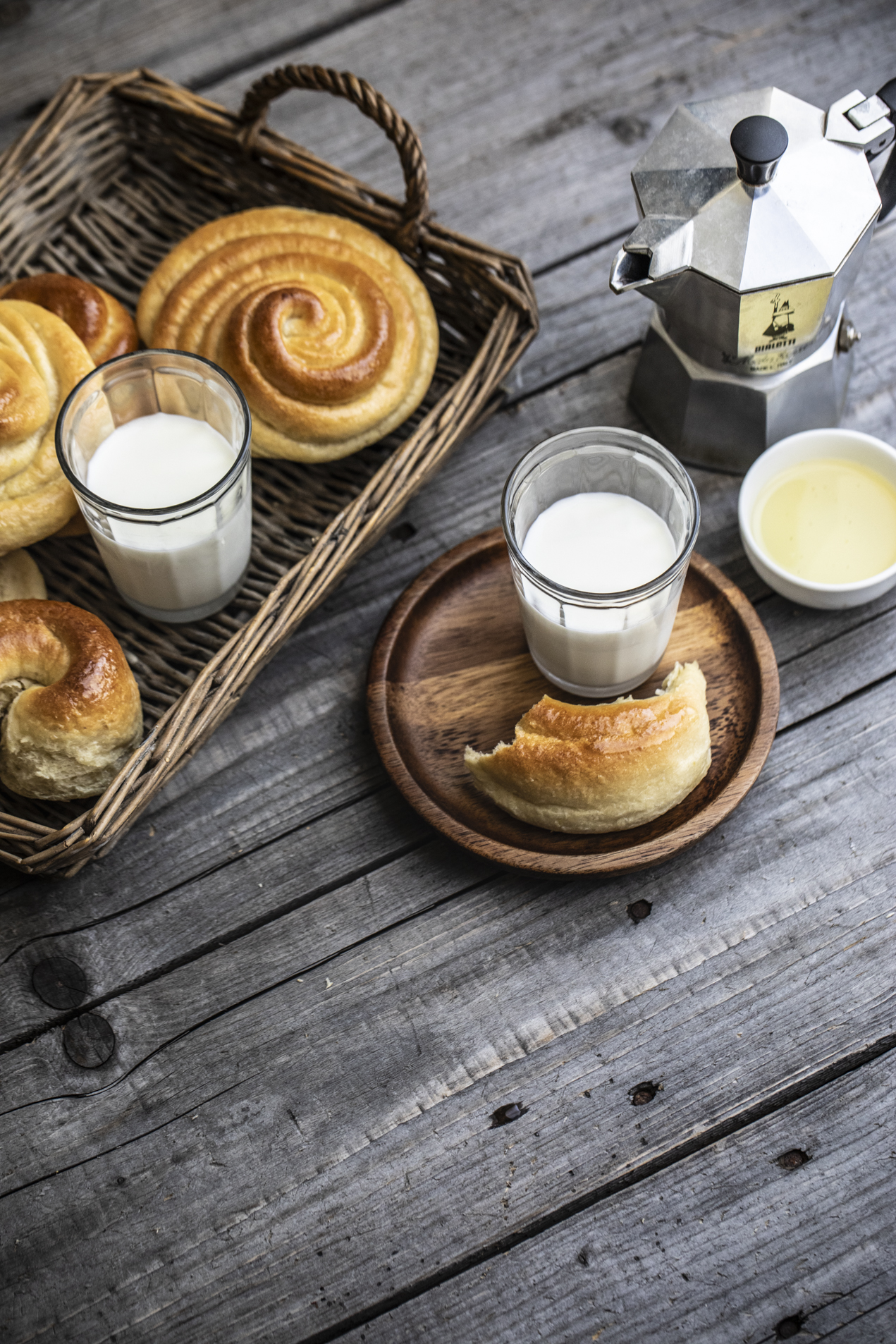 Piccole brioches arrotolate al limone e sciroppo di sambuco