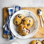 Scones con mirtilli e miele