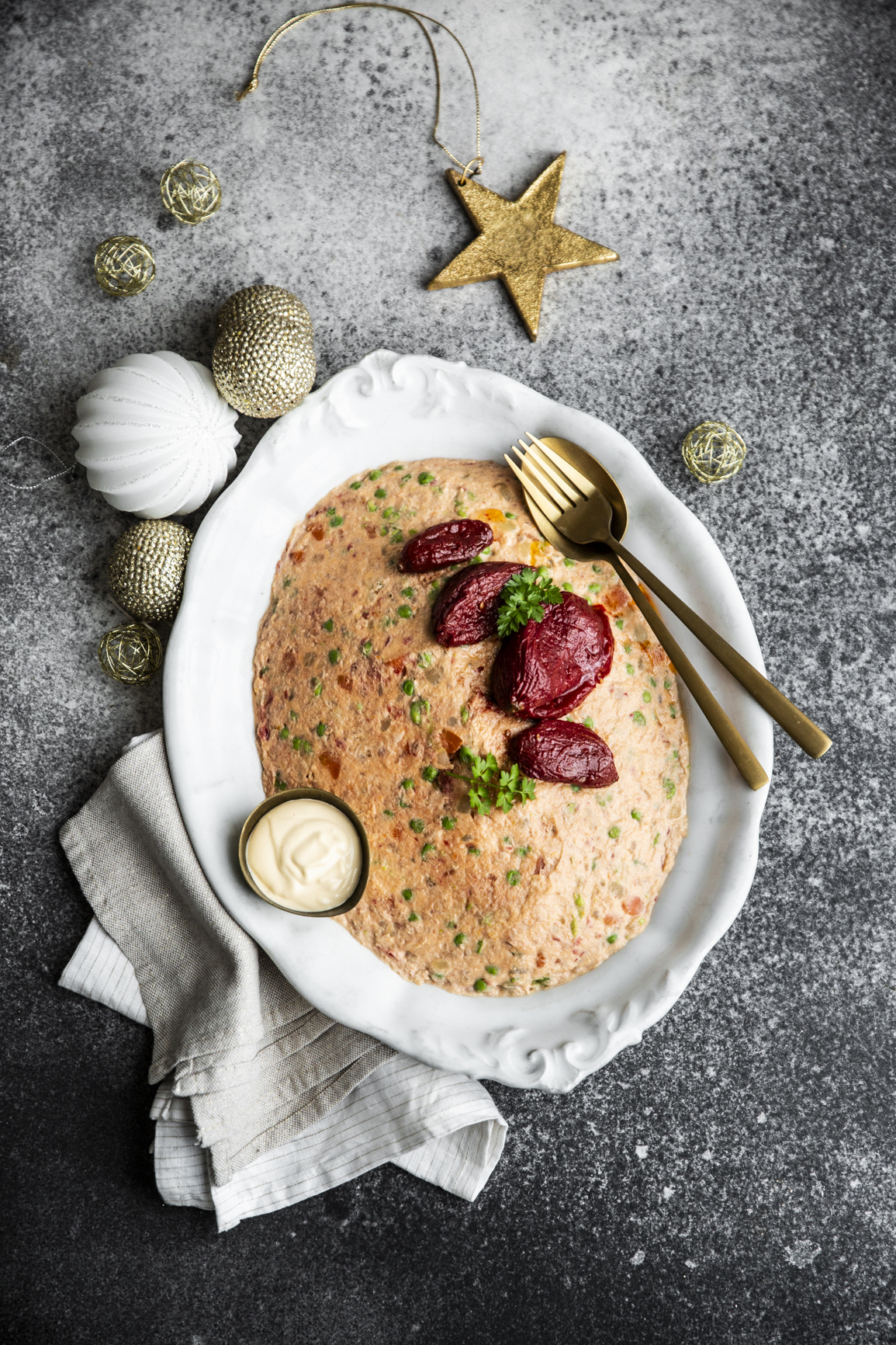 Insalata russa con tonno e pomodori 