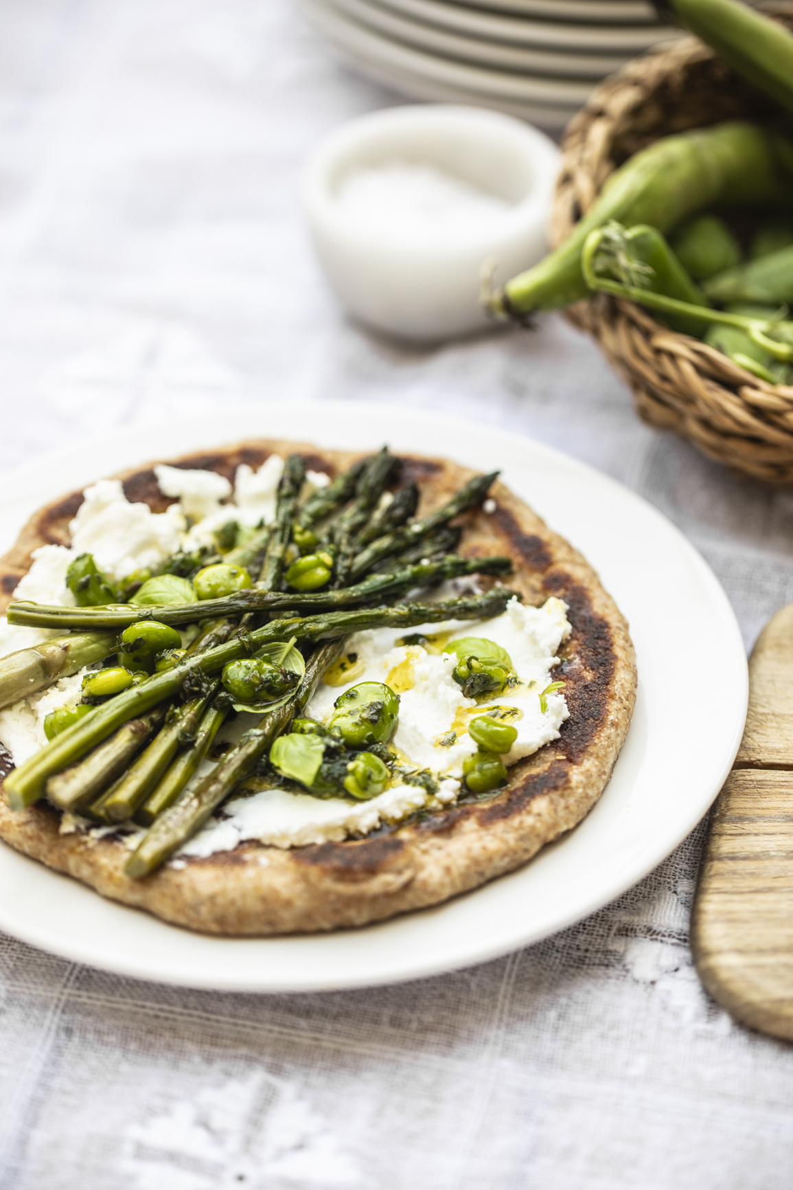 Naan integrali con ricotta e asparagi