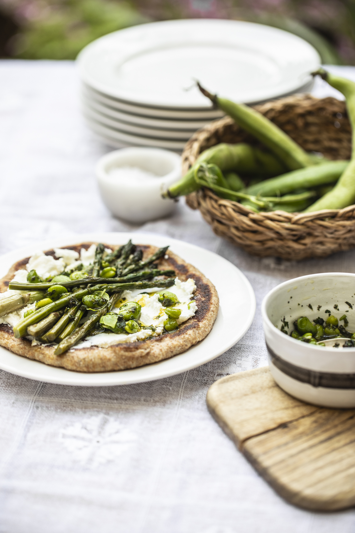 Naan integrali con ricotta e asparagi