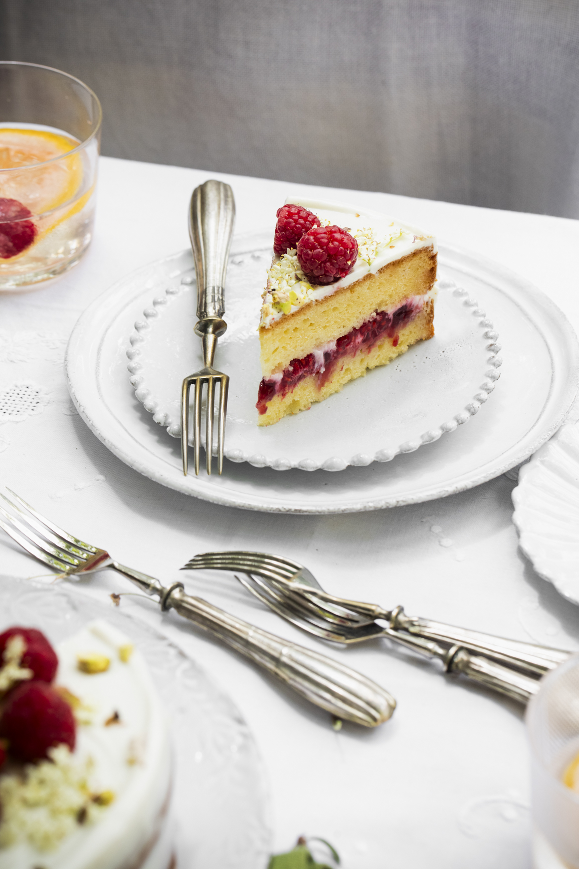 torta con sciroppo di sambuco e lamponi