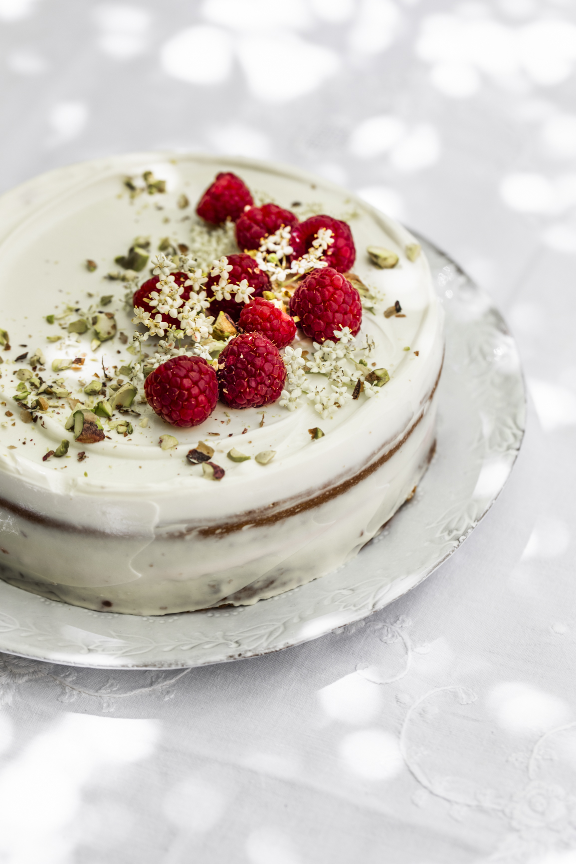 torta con sciroppo di sambuco e lamponi